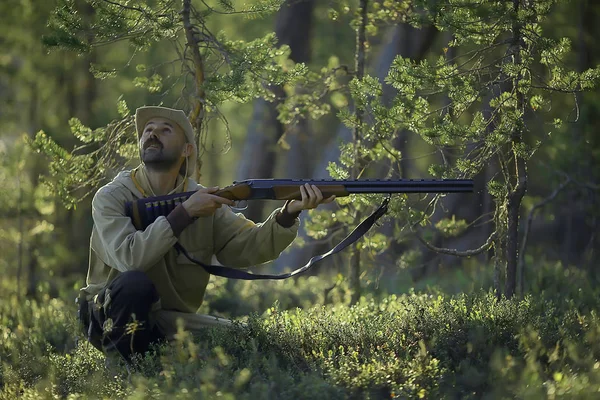 人去狩猎森林夏天 景观在森林 猎人与猎枪狩猎 — 图库照片