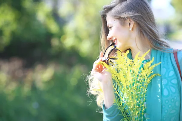 Sexig Blondin Promenad Sommarpark Urban Stil Glamorösa Ung Kvinna Urban — Stockfoto