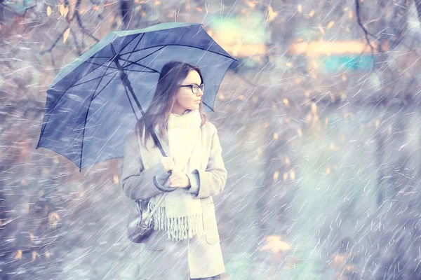 Outono Chuva Cai Modelo Chuva Clima Menina Outono Olhar Salpicos — Fotografia de Stock