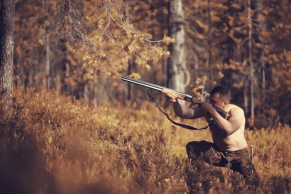 숲에서 사냥을 사냥꾼 타이가의 — 스톡 사진