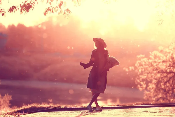 Matahari Terbenam Siluet Topi Gadis Model Dalam Gaun Musim Panas — Stok Foto