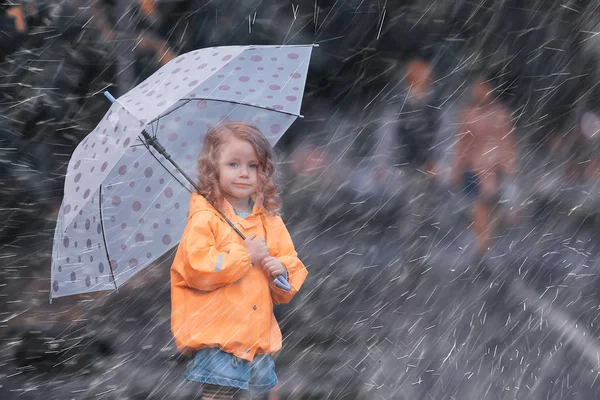 Kleines Mädchen Mit Regenschirm Kleines Kind Verregneter Herbstspaziergang Nasses Kind — Stockfoto