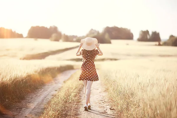 Ragazza Vestito Campo Grano Felice Estate Concetto Vacanza Modello Campo — Foto Stock