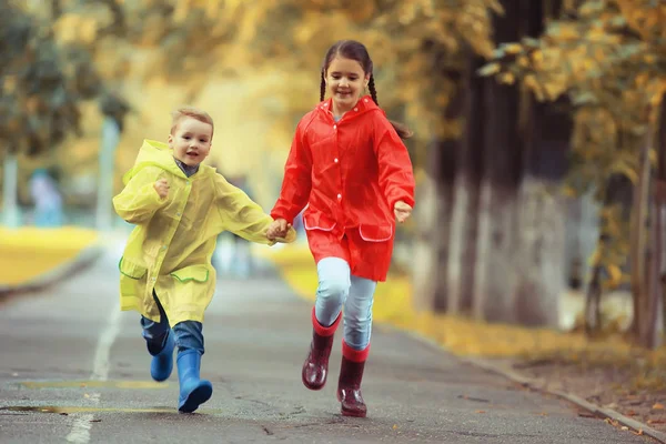 Niños Corren Parque Amarillo Otoño Lluvia Diversión Caminar Otoño Paisaje —  Fotos de Stock