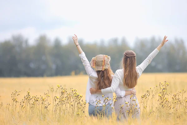 Bir Sonbahar Alanında Mutluluk Iki Kız Arkadaş Iki Genç Kadın — Stok fotoğraf