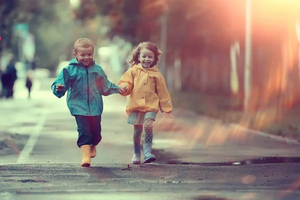 Bambini Corrono Nel Parco Giallo Autunno Pioggia Divertimento Passeggiata Autunno — Foto Stock