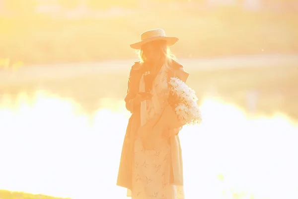 Sol Pôr Sol Silhueta Chapéu Menina Modelo Vestido Noite Verão — Fotografia de Stock