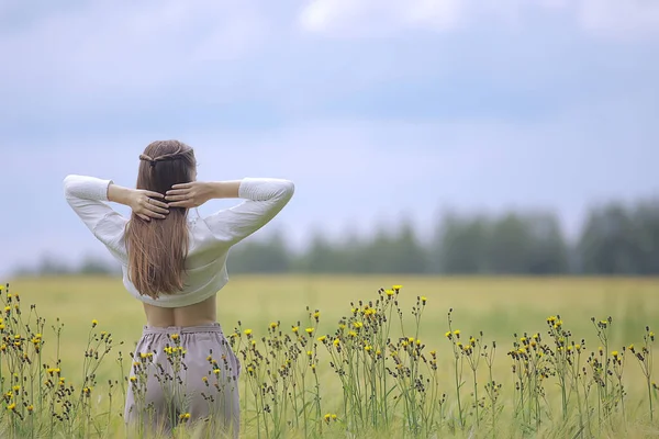 Anonimo Ragazza Campo Vista Dalla Schiena Felicità Libertà Gioiosa Ragazza — Foto Stock