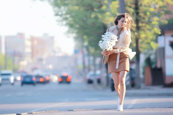 Ragazza Felice Con Fiori Città Foto Estate Giovane Bella Ragazza — Foto Stock