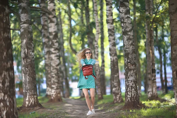 Menina Adulta Brincalhão Redemoinhos Verão Saltando Modelo Bonito Alegre Parque — Fotografia de Stock