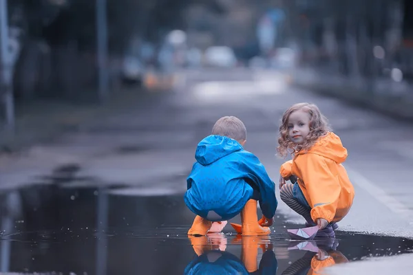 Bruder Und Schwester Spielen Boote Einer Pfütze Regenmäntel Kleidung Herbstwetter — Stockfoto