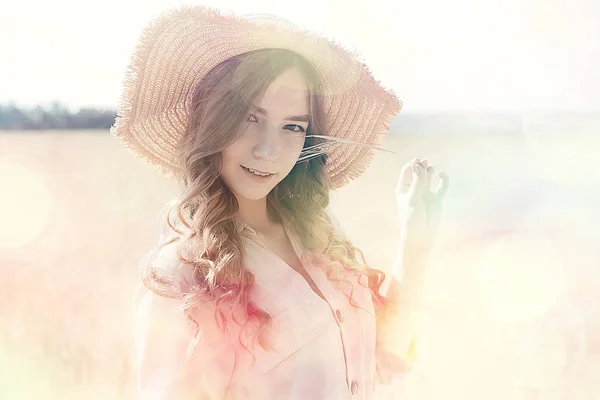 Sommerporträt Eines Mädchens Mit Strohhut Auf Einem Feld Landschaft Einem — Stockfoto