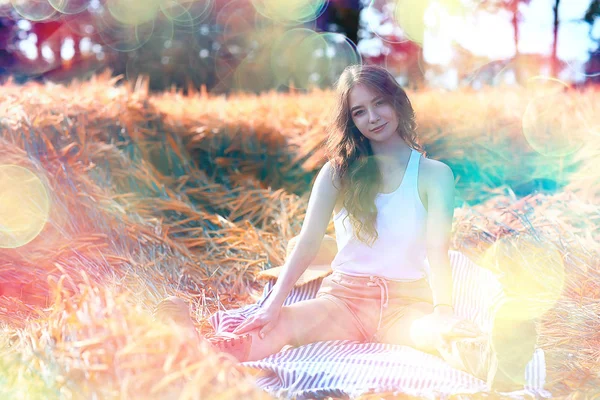 Pšenice Polní Letní Krajina Šťastný Mladý Model Svoboda Relaxace Létě — Stock fotografie