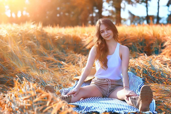 Sexig Tjej Shirt Ett Fält Sommarlook Vacker Ung Vuxen Sexig — Stockfoto