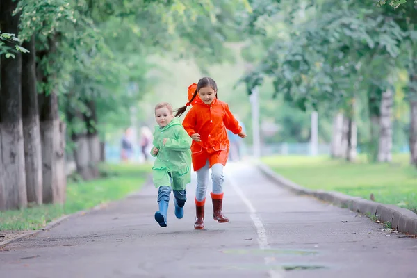 Niños Corren Impermeables Parque Verano Lluvia Caminar Hermano Hermana Niños —  Fotos de Stock