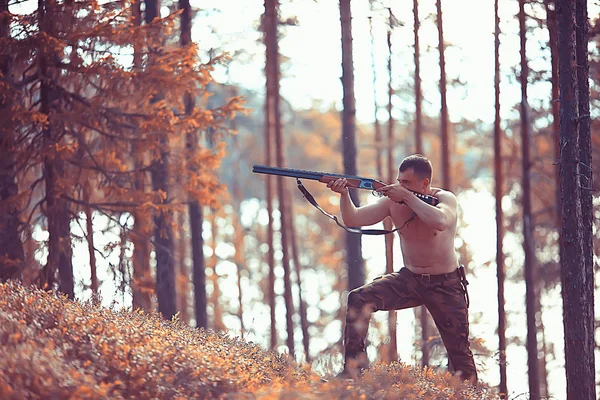 Polowanie Mężczyzna Myśliwy Polowania Pistolet Jesiennym Lesie Żółte Drzewa Krajobraz — Zdjęcie stockowe