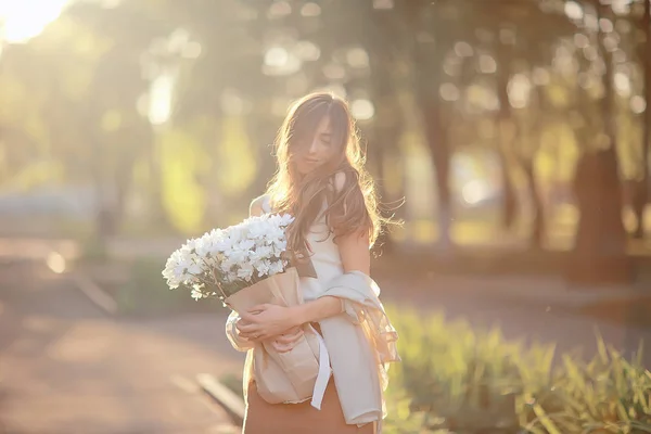 Menina Segurando Buquê Flores Passeio Parque Romântico Jovem Modelo Bonito — Fotografia de Stock