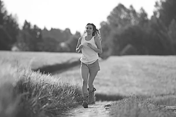 Ung Lycklig Europeisk Modell Sommarsemester Promenad Naturen Sommar Landskapet Vuxen — Stockfoto