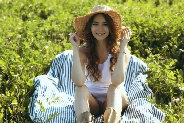 Retrato Verano Una Niña Sombrero Paja Campo Paisaje Campo Trigo — Foto de Stock