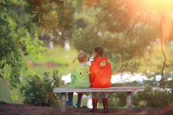 Niños Niñas Una Caminata Otoño Parque Parque Otoño Impermeables Para — Foto de Stock