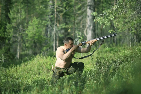 Hombre Caza Bosque Verano Paisaje Bosque Cazador Con Rifle Caza — Foto de Stock