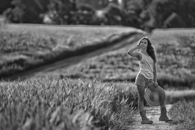 genç mutlu avrupa modeli / yaz tatili, yaz manzara doğada bir yürüyüş, tek başına yetişkin bir kız