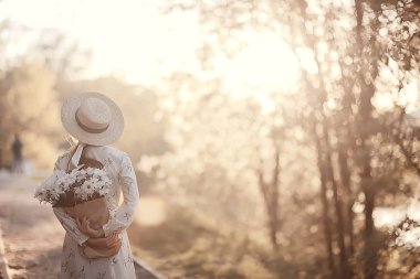 bir elbise yaz günü, mutluluk kadın genç model bir hasır şapka mutlu romantik kız