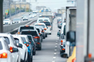 karayolu araba / ulaşım kavramı üzerinde şehirde gün trafik sıkışıklığı, şehir trafik metropol manzara görünümü