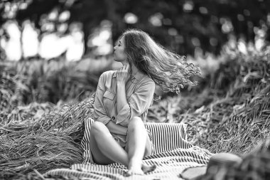 genç mutlu avrupa modeli / yaz tatili, yaz manzara doğada bir yürüyüş, tek başına yetişkin bir kız