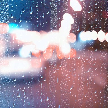 şehirde cam oto yol yağmur sonbahar gecesi / soyut sonbahar arka plan damla, oto trafik, araba ile romantik yolculuk