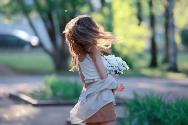 rüzgar uzun saçlı yaz kız portre / özgürlük, mutluluk, bağımsızlık, turist seyahat genç kız