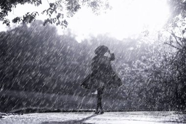 yaz yağmur romantizm kız mutluluk / hava yağmur, yaz ruh hali, mutlu neşeli kadın modeli