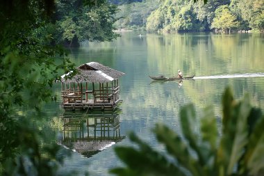 gölde manzara, filipin adaları / yüzen bir ev ile tropikal yanardağ gölü
