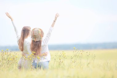 kız yetişkin alan şapka mutluluk / alanında avrupa peyzaj kız, hasır şapka, mutlu bir görünüm