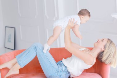 küçük bir çocuk bebek ile anne / iki aile anne ve çocuk annelik, mutluluk ile sağlık