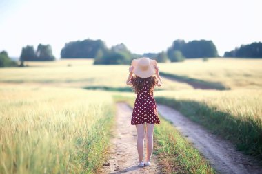 arkadan hasır şapka mutluluk görünümü / arkadan kız yaz görünümü, mutluluk genç güzel kavramı