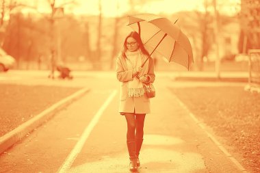 şehir / kentsel görünümünde şemsiye ile kız, ekim ayında bir model ile peyzaj