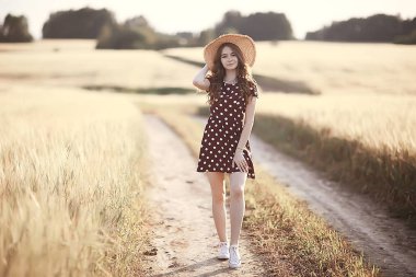 buğday tarlası yaz manzara, mutlu genç model / özgürlük ve rahatlama kavramı yaz ve sonbaharda