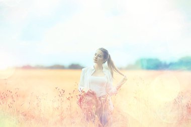 spikelets manzara / yetişkin genç kız portre, yaz bakmak, doğa ile sonbahar alanında mutlu kız