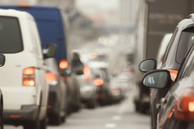 karayolu araba / ulaşım kavramı üzerinde şehirde gün trafik sıkışıklığı, şehir trafik metropol manzara görünümü
