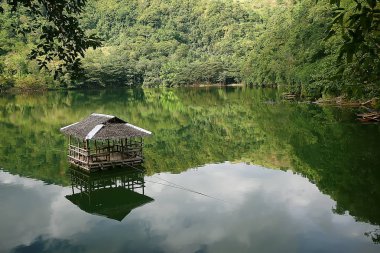 gölde manzara, filipin adaları / yüzen bir ev ile tropikal yanardağ gölü