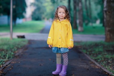 yağmurluk çocuk yağmur / mevsimlik fotoğraf, sonbahar hava, çocuklar için sıcak giysiler dışında oynar