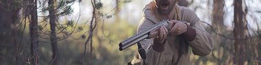 adam orman yaz / orman peyzaj avcılık gider, bir av tüfeği avı ile avcı