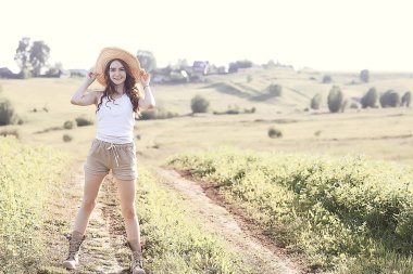 genç mutlu avrupa modeli / yaz tatili, yaz manzara doğada bir yürüyüş, tek başına yetişkin bir kız