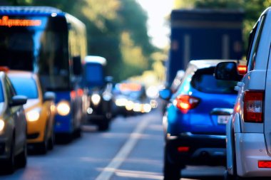 trafik sıkışıklığı / trafikte soyut kentsel görünüm yol manzara sıcak yaz günü