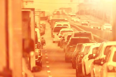 trafik sıkışıklığı / trafikte soyut kentsel görünüm yol manzara sıcak yaz günü