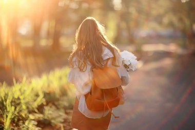 kız şehirde arka yaz görünümü bırakır / ayrılık, duygular, kızın arka şehirde gider