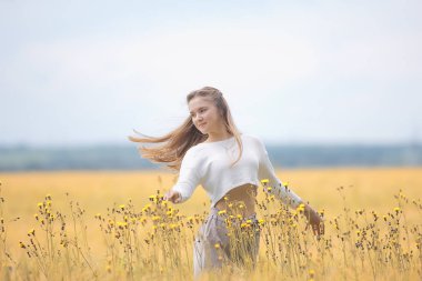 sonbahar alan kız sağlık / güzel genç model, bir yaz alanında manzara, sevimli mutlu model