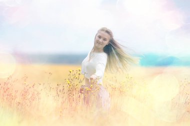 sonbahar alan kız sağlık / güzel genç model, bir yaz alanında manzara, sevimli mutlu model