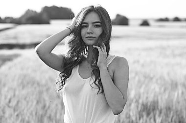 sarı buğday alanında mutlu genç yetişkin model / alanında yaz mutluluk kavramı kız